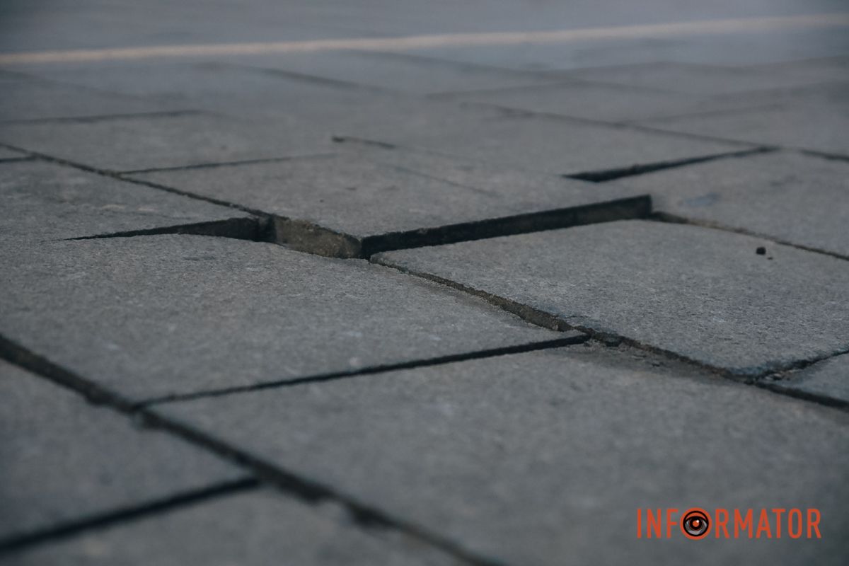 В Днепре на площади Соборной начали разрушаться 