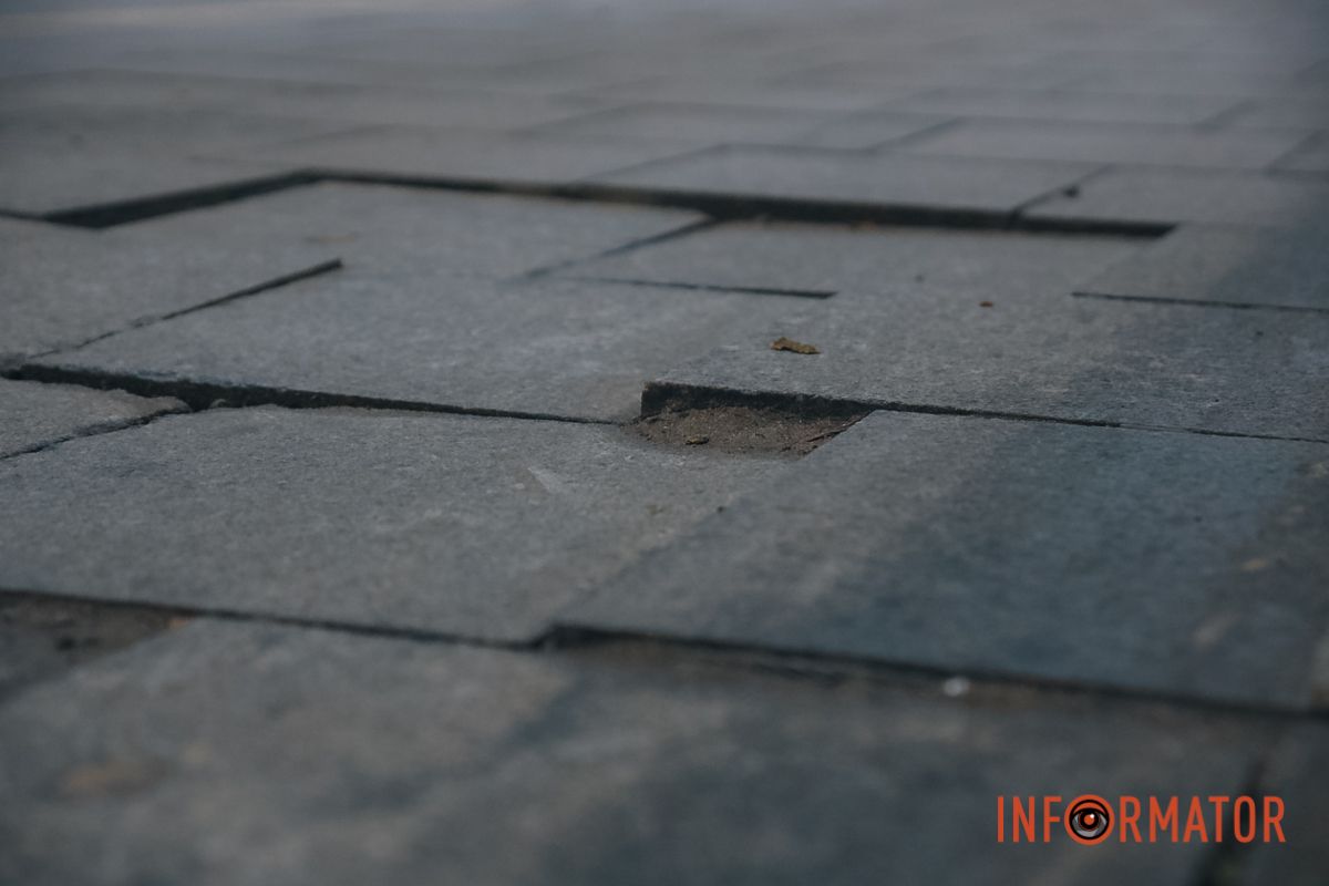 В Днепре на площади Соборной начали разрушаться 