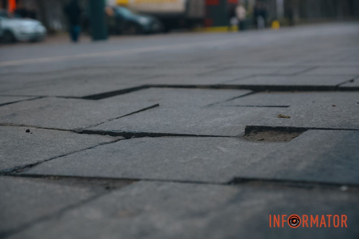 В Днепре на площади Соборной начали разрушаться 