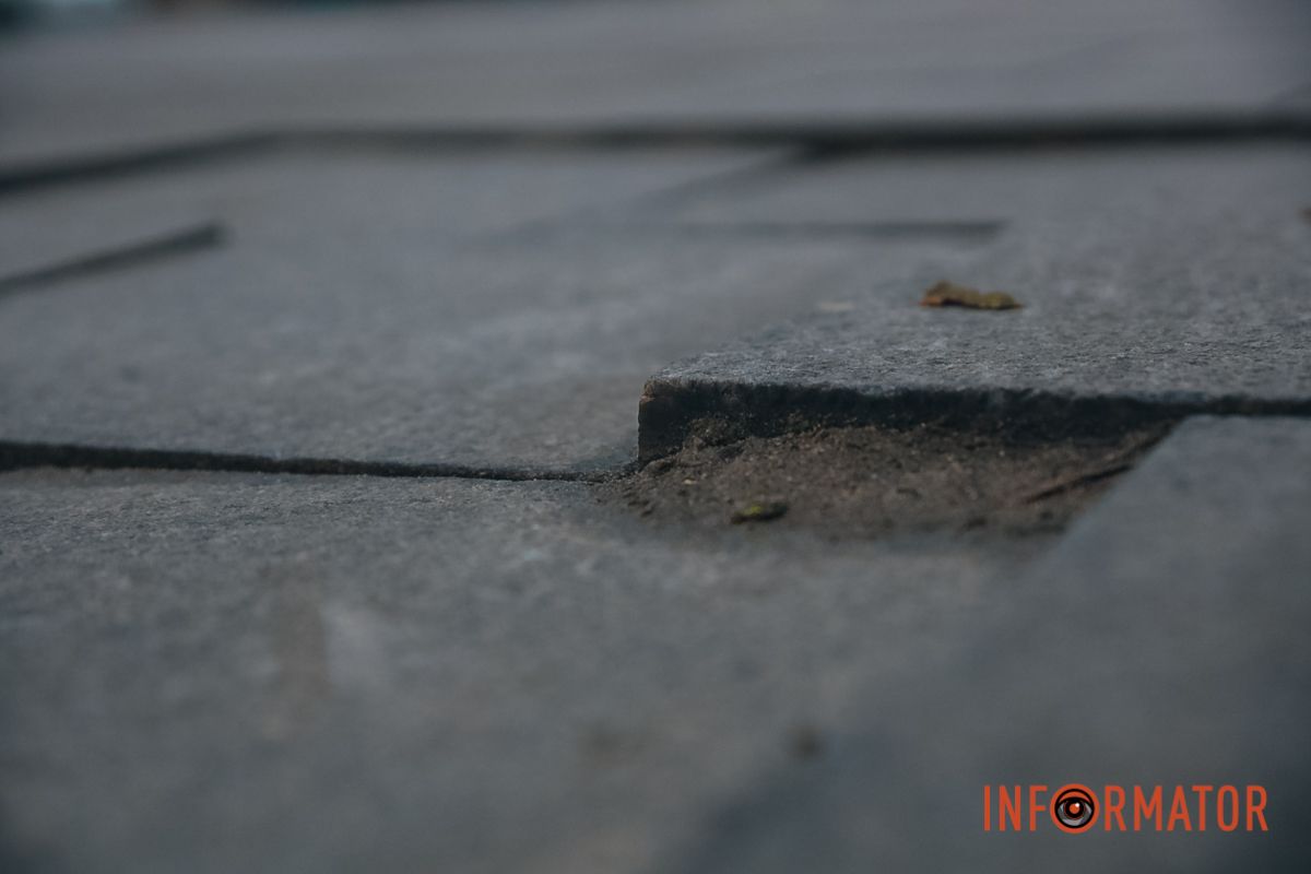 В Днепре на площади Соборной начали разрушаться 