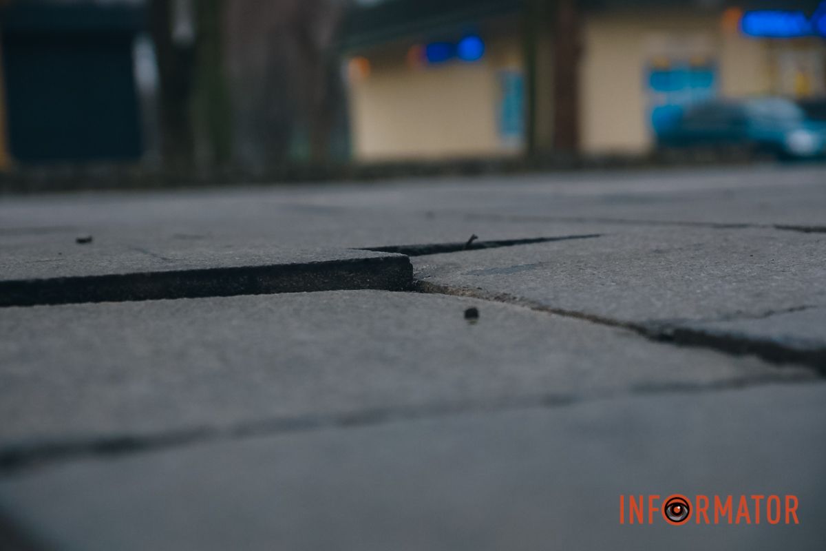 В Днепре на площади Соборной начали разрушаться 