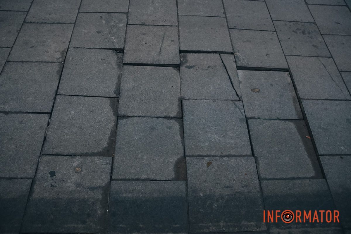 В Днепре на площади Соборной начали разрушаться 