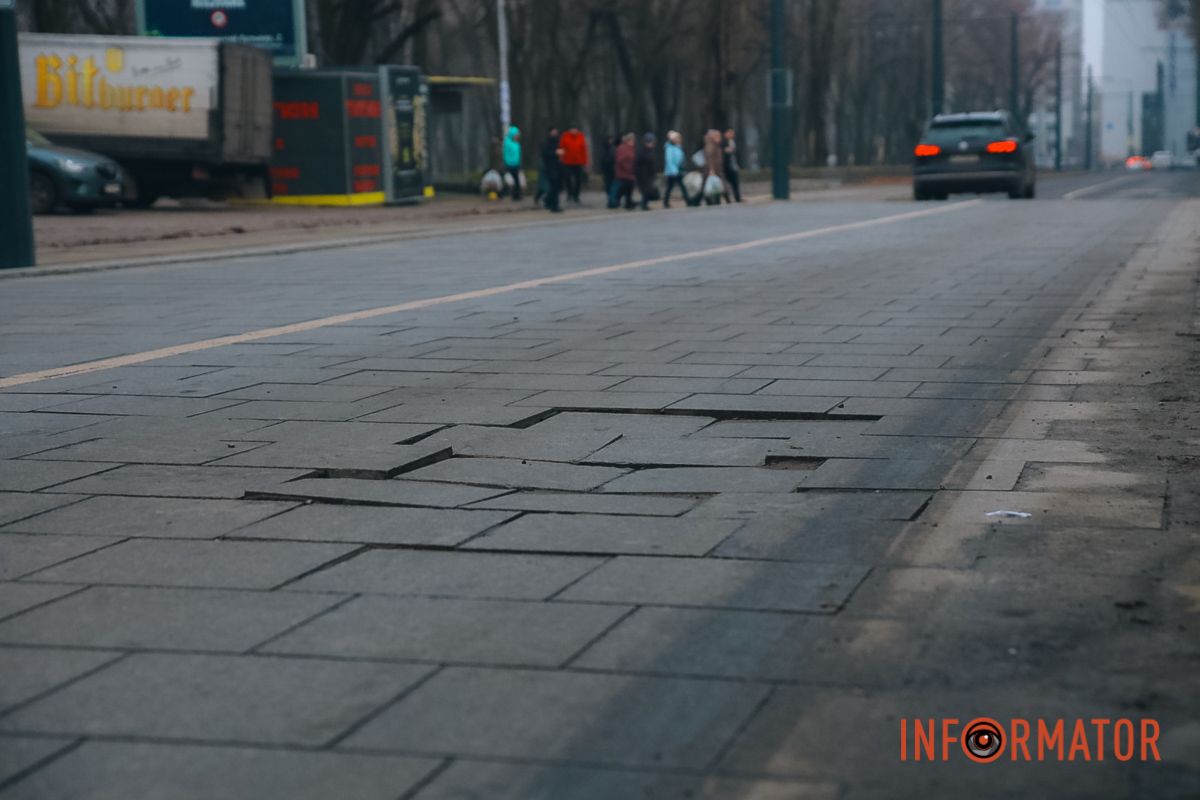 В Днепре на площади Соборной начали разрушаться 