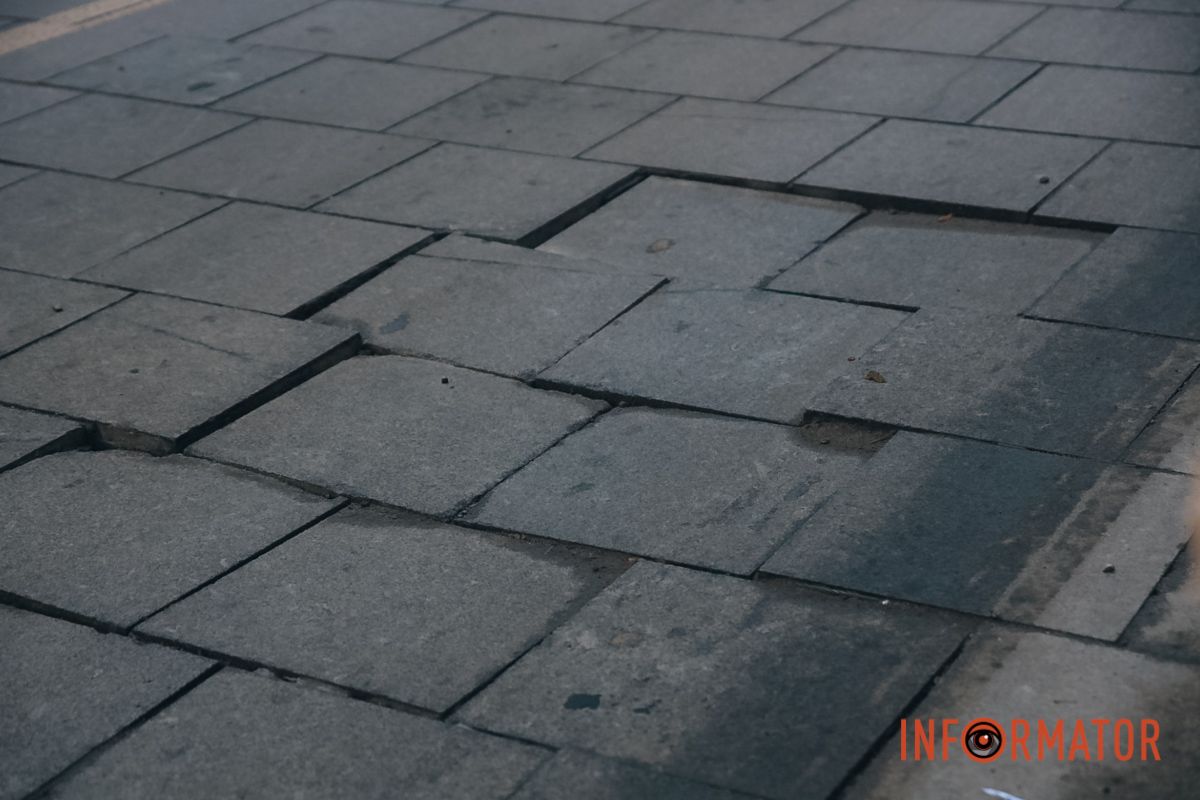 В Днепре на площади Соборной начали разрушаться 