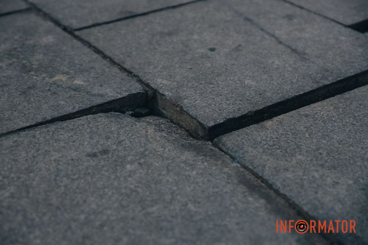 В Днепре на площади Соборной начали разрушаться 