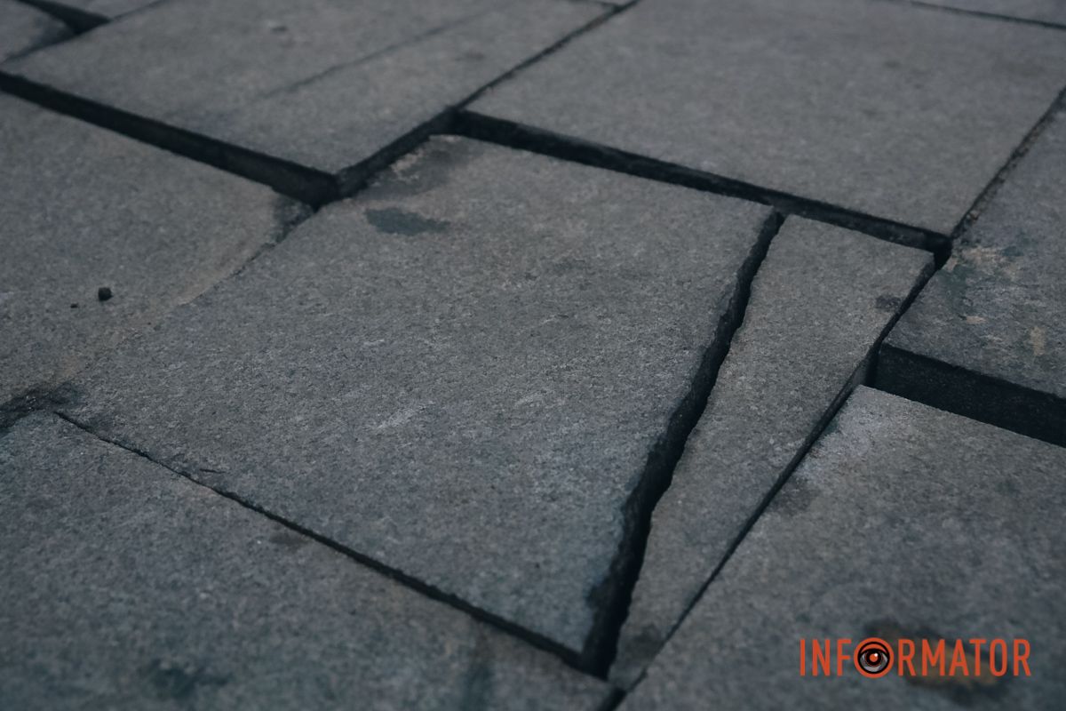 В Днепре на площади Соборной начали разрушаться 