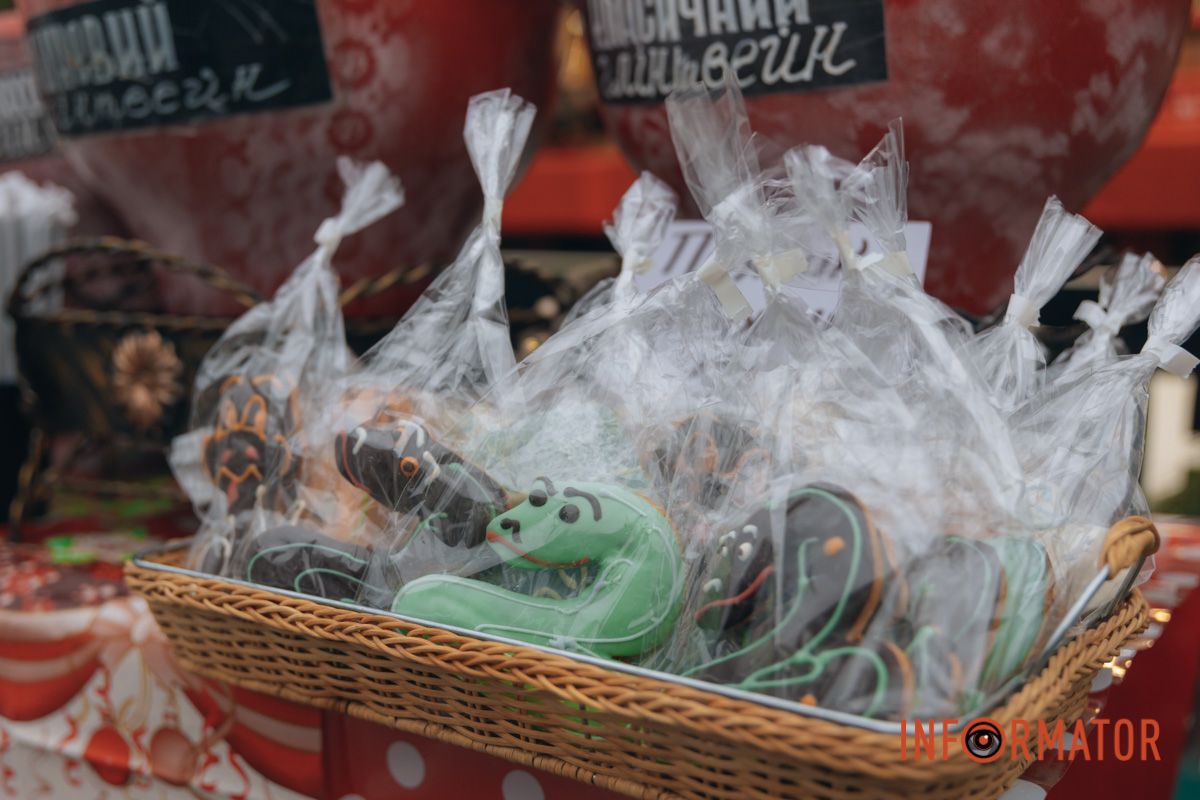 В Днепре у входа в парк Шевченко заработала новогодняя ярмарка с фотозоной: какие цены 10