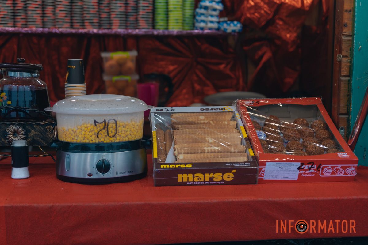 В Днепре у входа в парк Шевченко заработала новогодняя ярмарка с фотозоной: какие цены 9