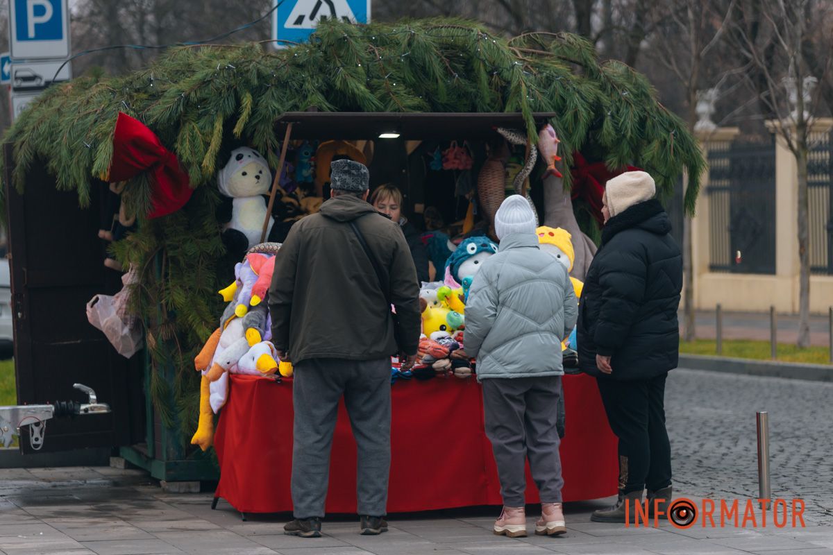 В Днепре у входа в парк Шевченко заработала новогодняя ярмарка с фотозоной: какие цены 26