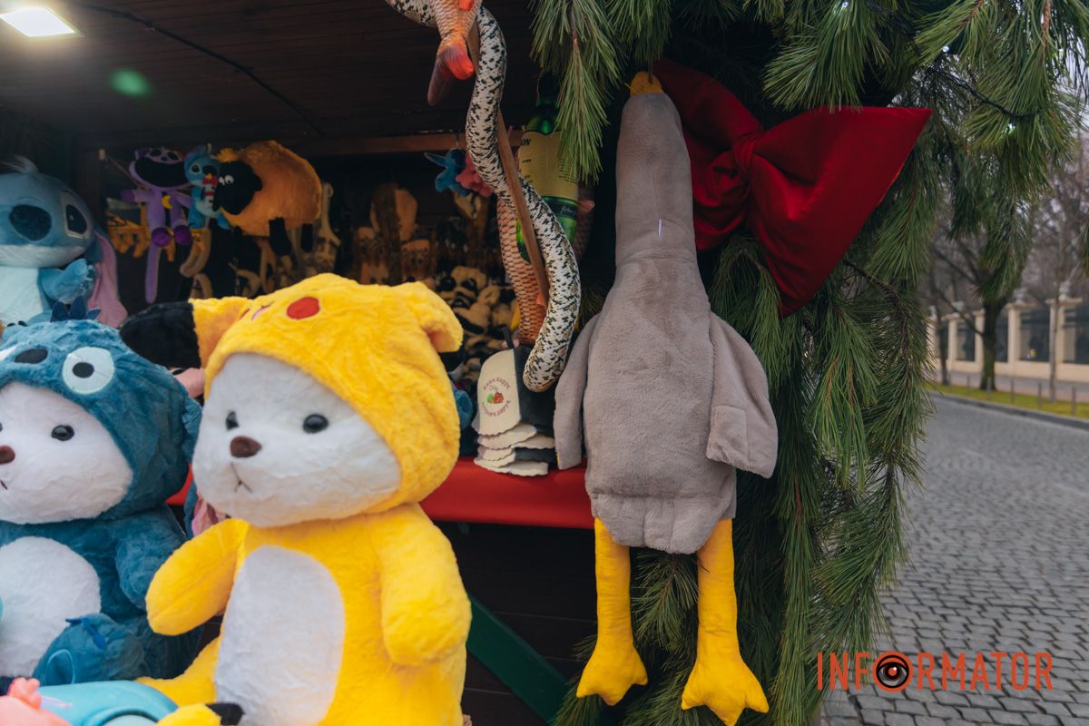 В Днепре у входа в парк Шевченко заработала новогодняя ярмарка с фотозоной: какие цены 15