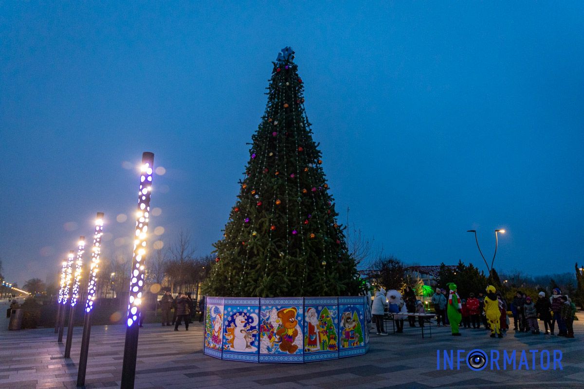 Святий Миколай, Ґрінч і тваринки: у сквері Прибережний засяяла новорічна ялинка 1