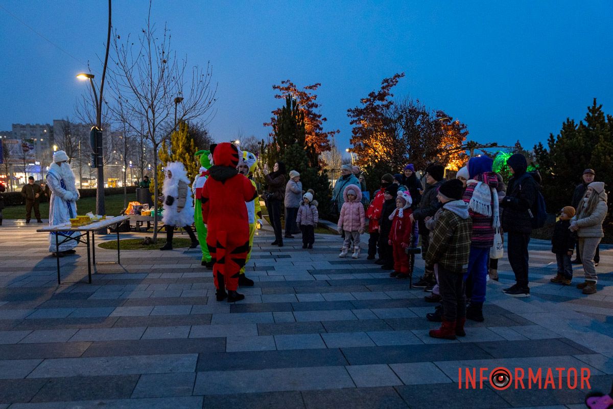 Святий Миколай, Ґрінч і тваринки: у сквері Прибережний засяяла новорічна ялинка 2