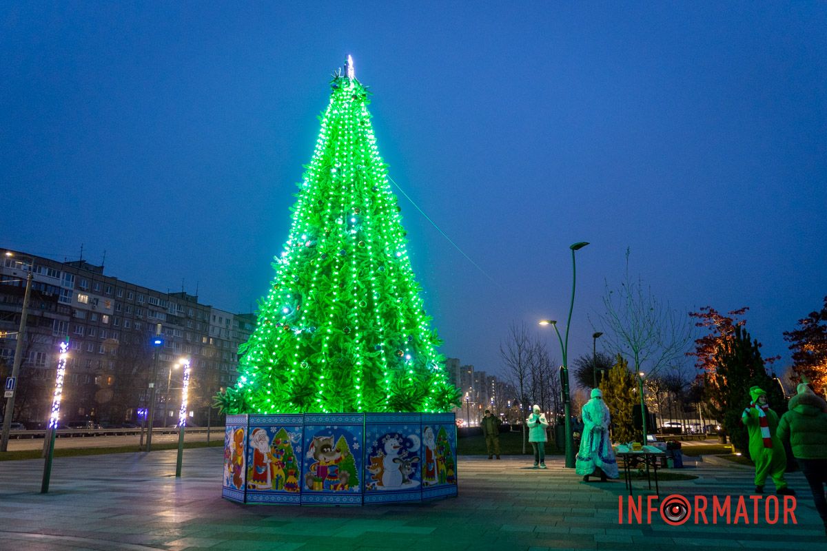 Святий Миколай, Ґрінч і тваринки: у сквері Прибережний засяяла новорічна ялинка 3