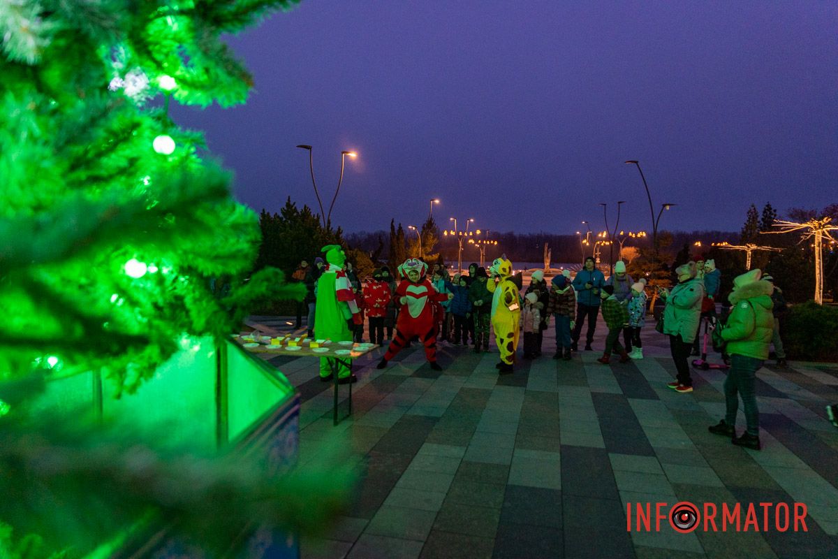 Святий Миколай, Ґрінч і тваринки: у сквері Прибережний засяяла новорічна ялинка 5