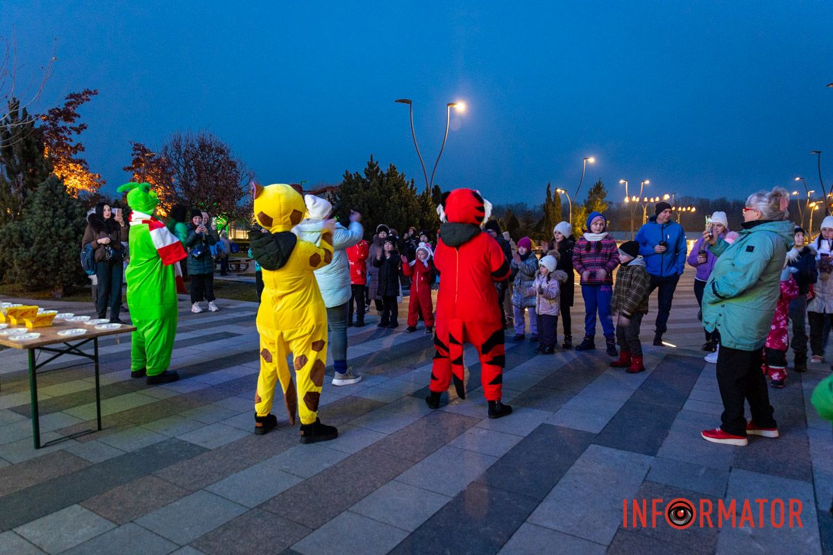 Святий Миколай, Ґрінч і тваринки: у сквері Прибережний засяяла новорічна ялинка 8