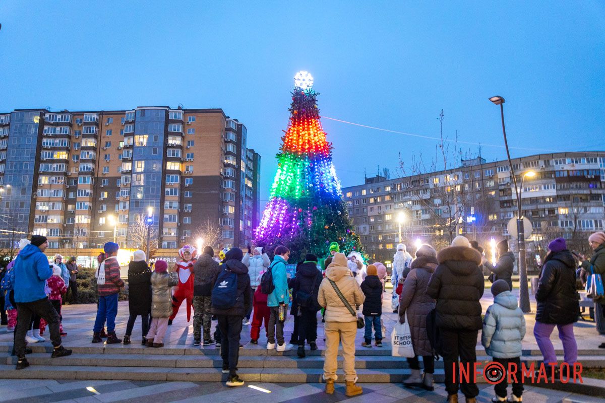Святий Миколай, Ґрінч і тваринки: у сквері Прибережний засяяла новорічна ялинка 9