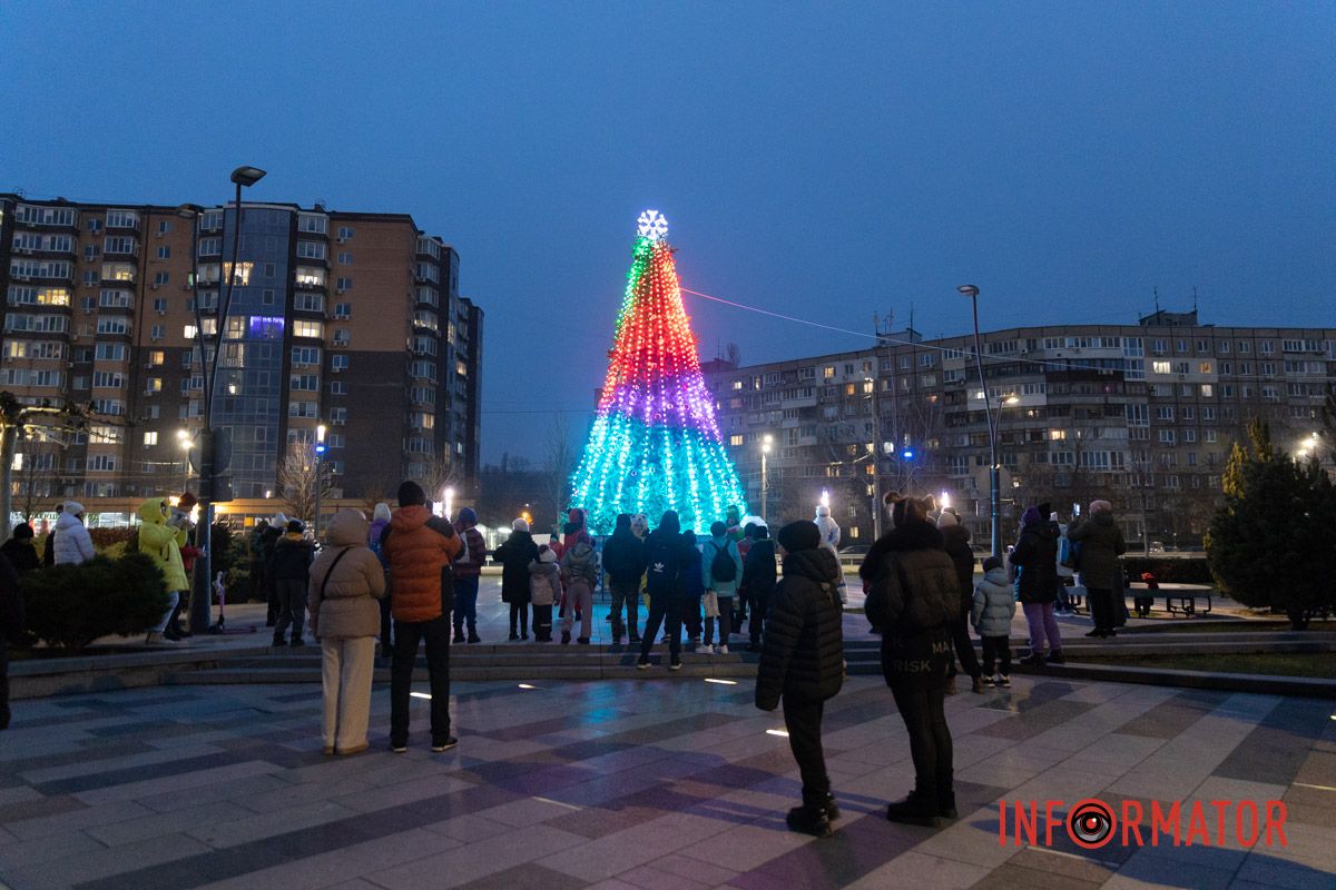 Святий Миколай, Ґрінч і тваринки: у сквері Прибережний засяяла новорічна ялинка 10