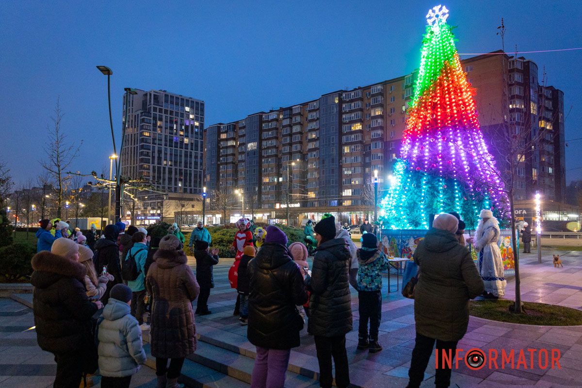 Святий Миколай, Ґрінч і тваринки: у сквері Прибережний засяяла новорічна ялинка 11