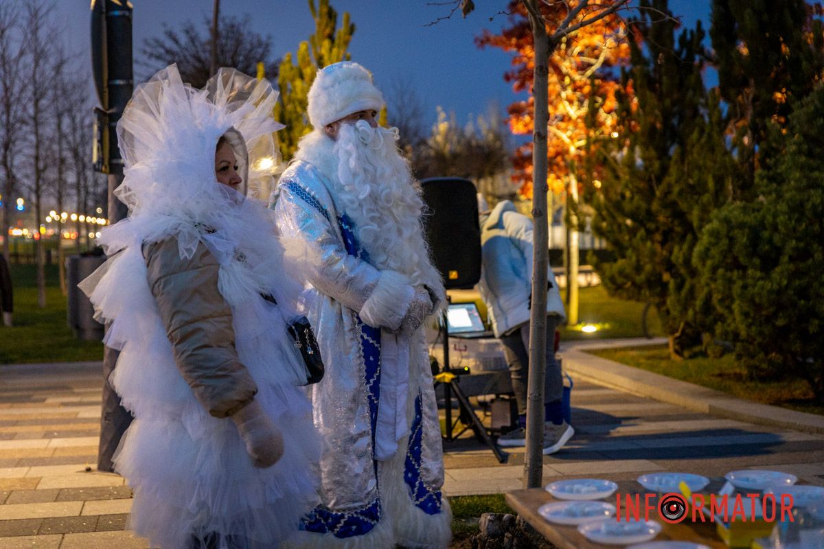 Святий Миколай, Ґрінч і тваринки: у сквері Прибережний засяяла новорічна ялинка 12