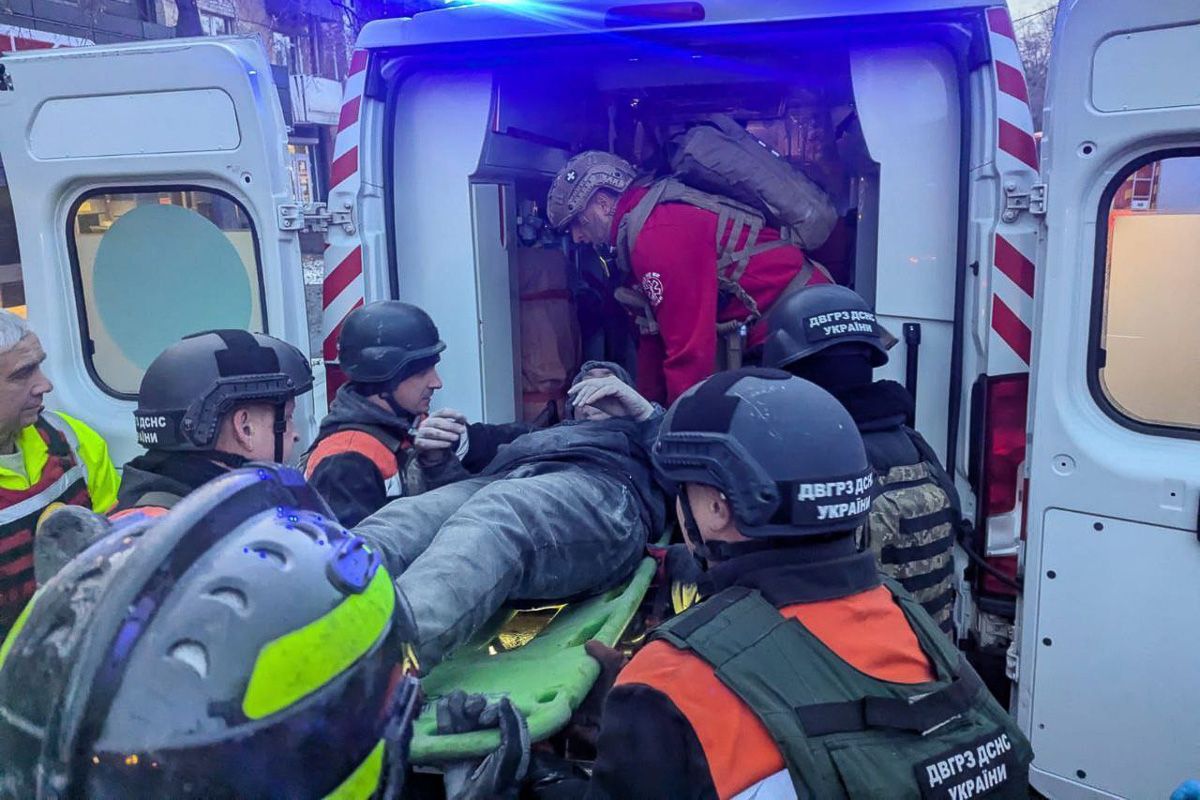 Серед поранений 16-річна дівчина: кількість постраждалих від ракетного удару по Кривому Рогу стрімко зростає 1