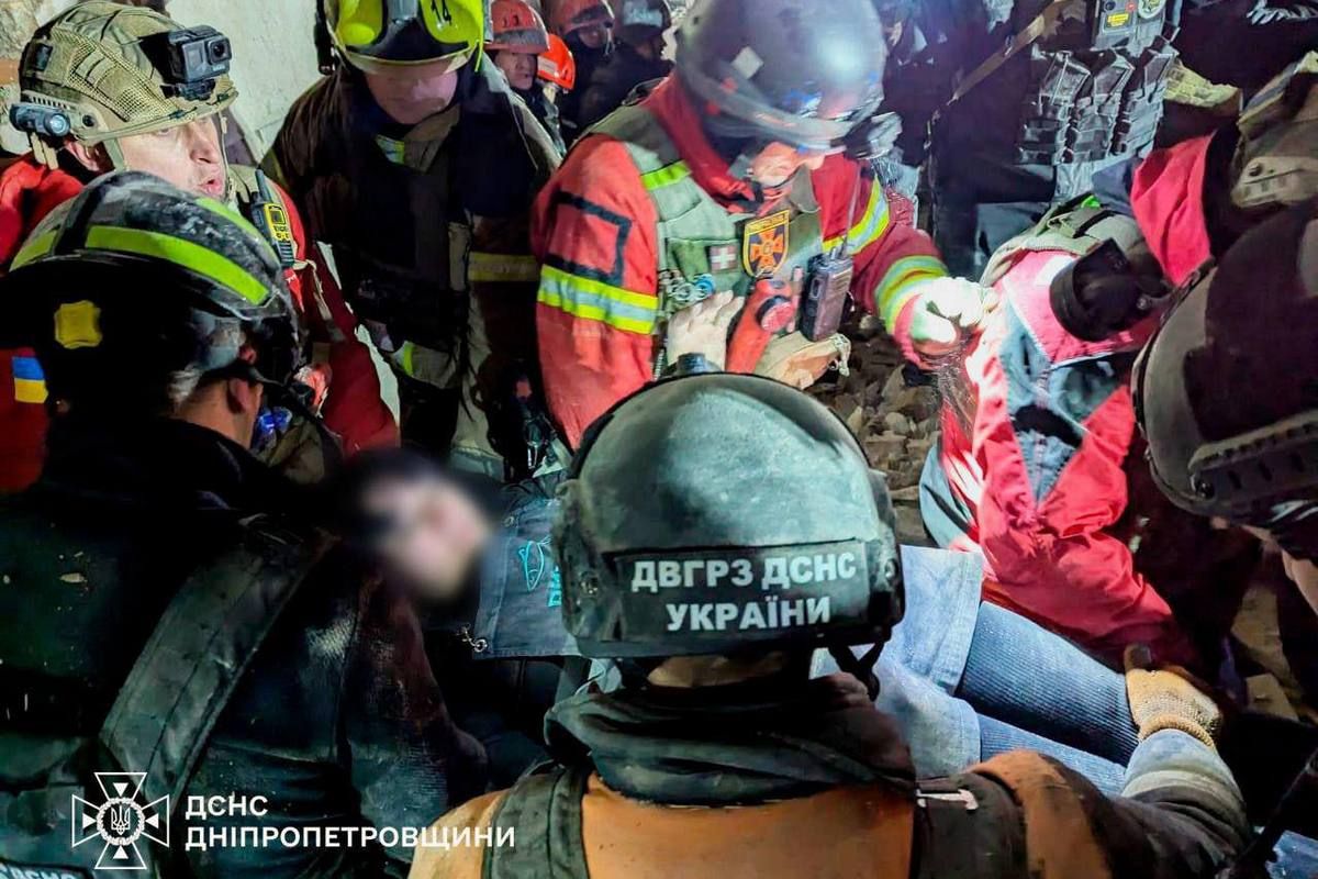 З-під завалів у Кривому Розі дістали жінку З-під завалів у Кривому Розі дістали жінку