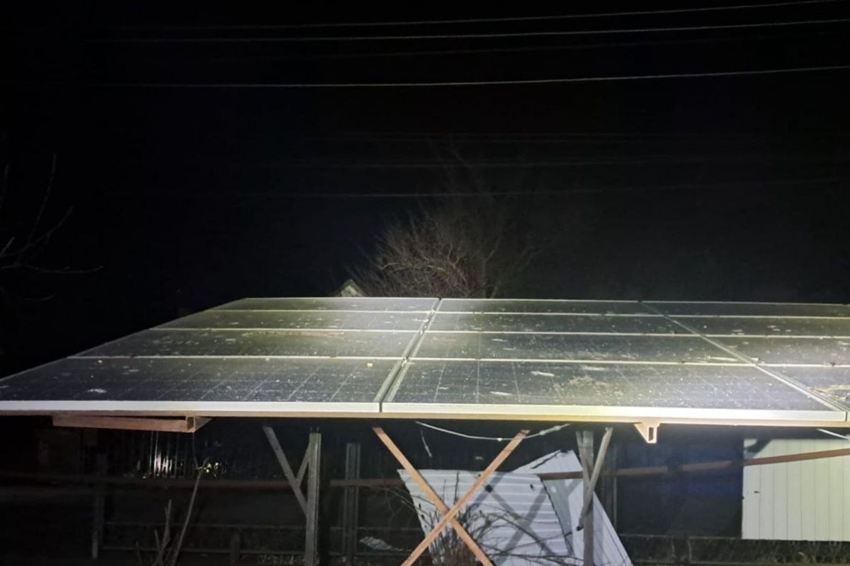 Побиті 4 приватні будинки, господарська споруда, 40 сонячних панелей та лінії електропередач