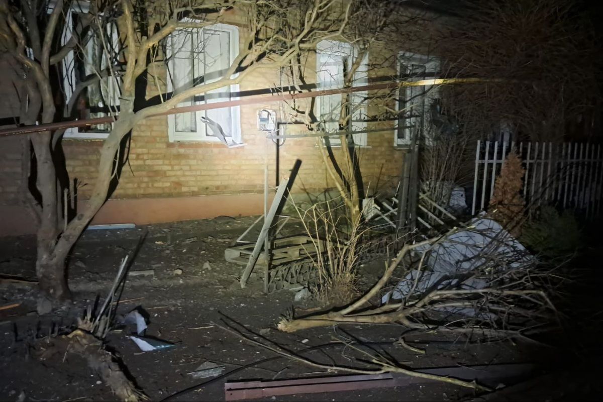 Побиті 4 приватні будинки, господарська споруда,