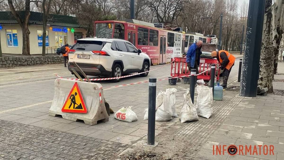 На Соборной площади в Днепре начали ремонтировать построенную в сентябре «венскую платформу»