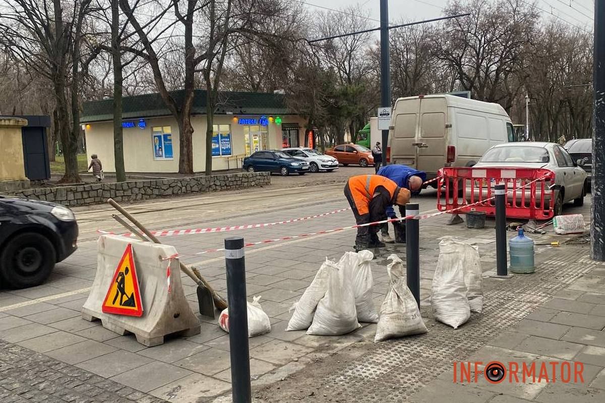 Коммунальщики ремонтируют плитку на платформе на Соборной площади Коммунальщики ремонтируют плитку на платформе на Соборной площади