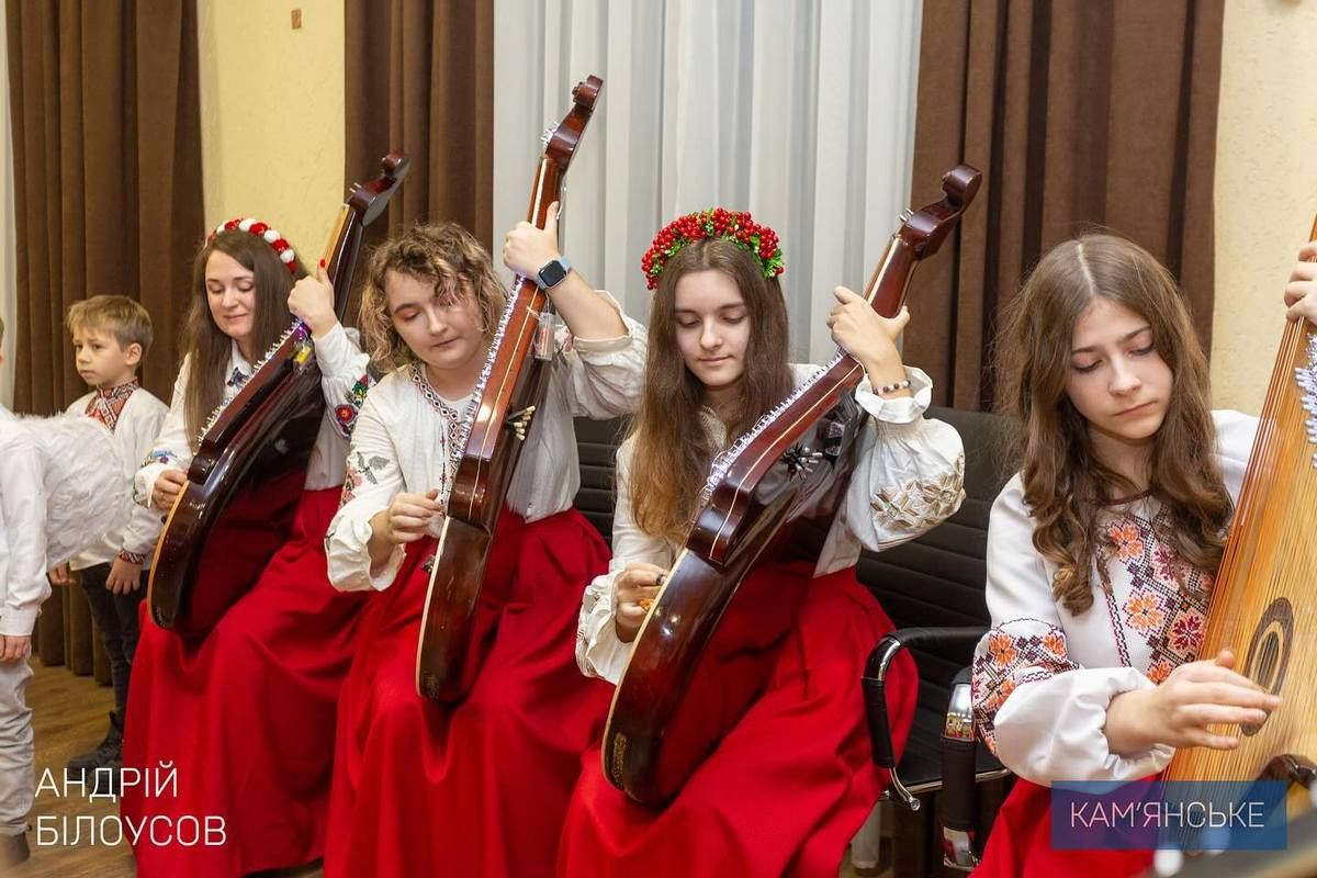 Міськрада стала місцем, де звучали колядки, українські пісні та щирі побажання У міськраді Кам’янського лунали колядки та українські пісні 2