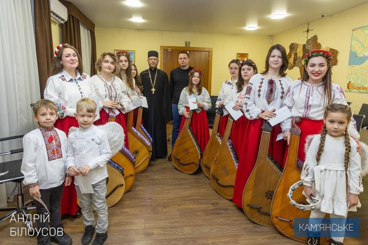 Привітання з Різдвом лунали у Кам'янському У міськраді Кам’янського лунали колядки та українські пісні 1
