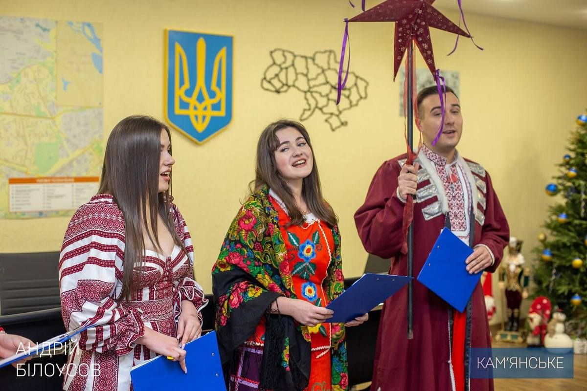 Вітали колядками та чарівними українськими піснями під акомпанемент бандури У міськраді Кам’янського лунали колядки та українські пісні 4