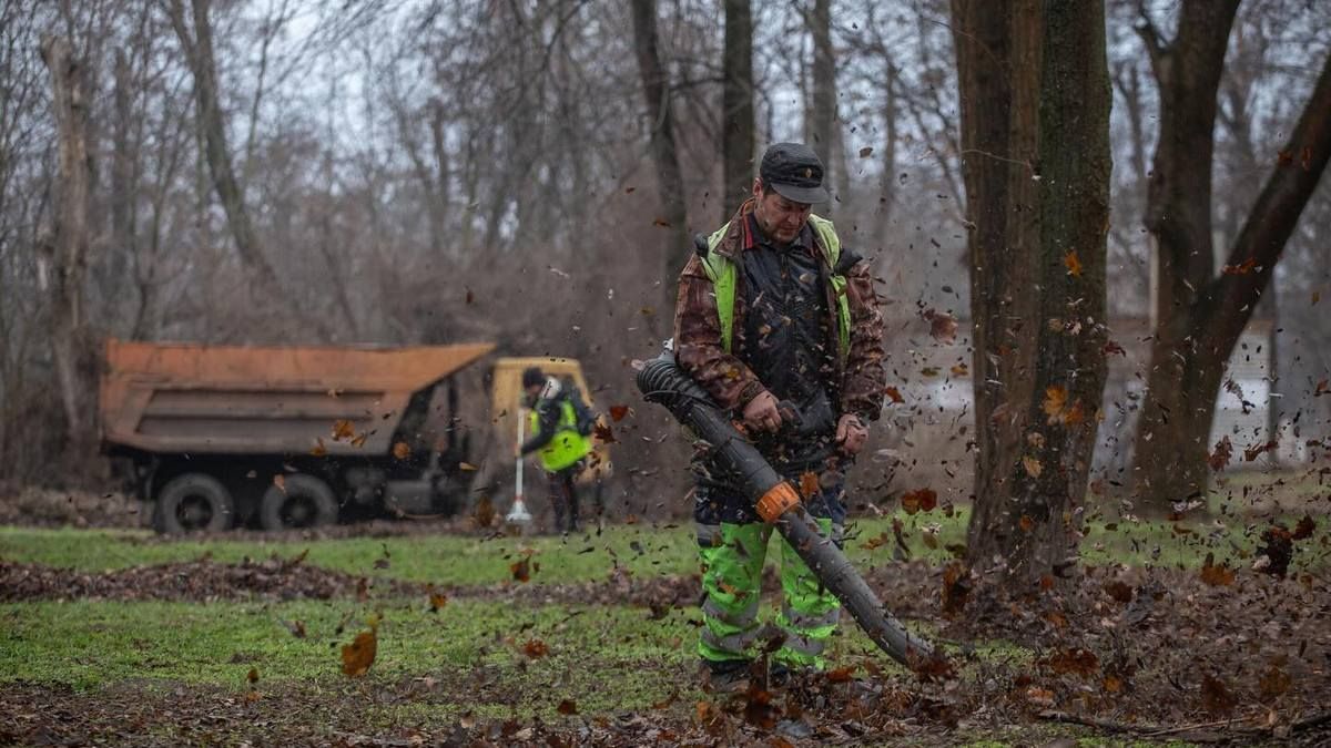 Уборка листьев, «латание» ям и освещение переходов: в Каменском готовятся к Новому Году