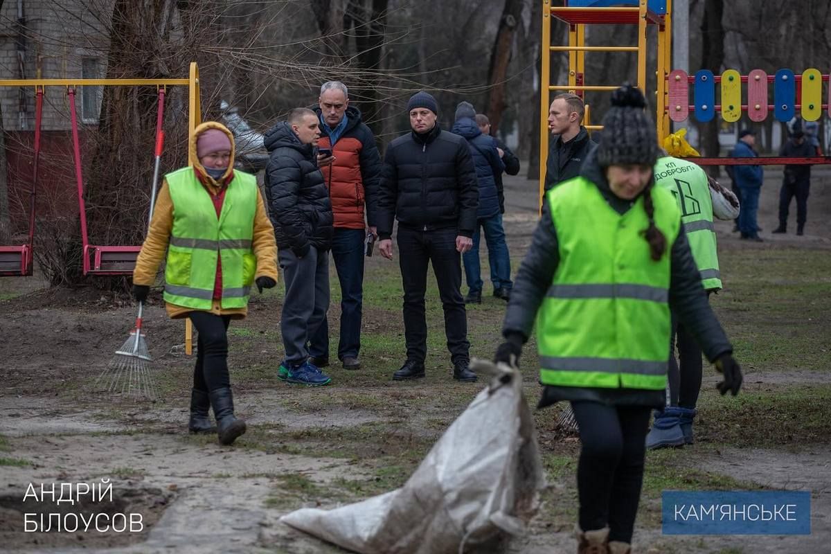 Перевірка санітарного стану: мер Кам’янського здійснив об’їзд міста Прибирання листя, «латання» ям та освітлення переходів: у Кам’янському готуються до Нового Року 1