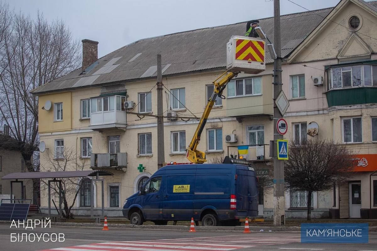 Розпочато встановлення альтернативних джерел живлення для освітлення пішохідних переходів на проспекті Ювілейному Прибирання листя, «латання» ям та освітлення переходів: у Кам’янському готуються до Нового Року 3