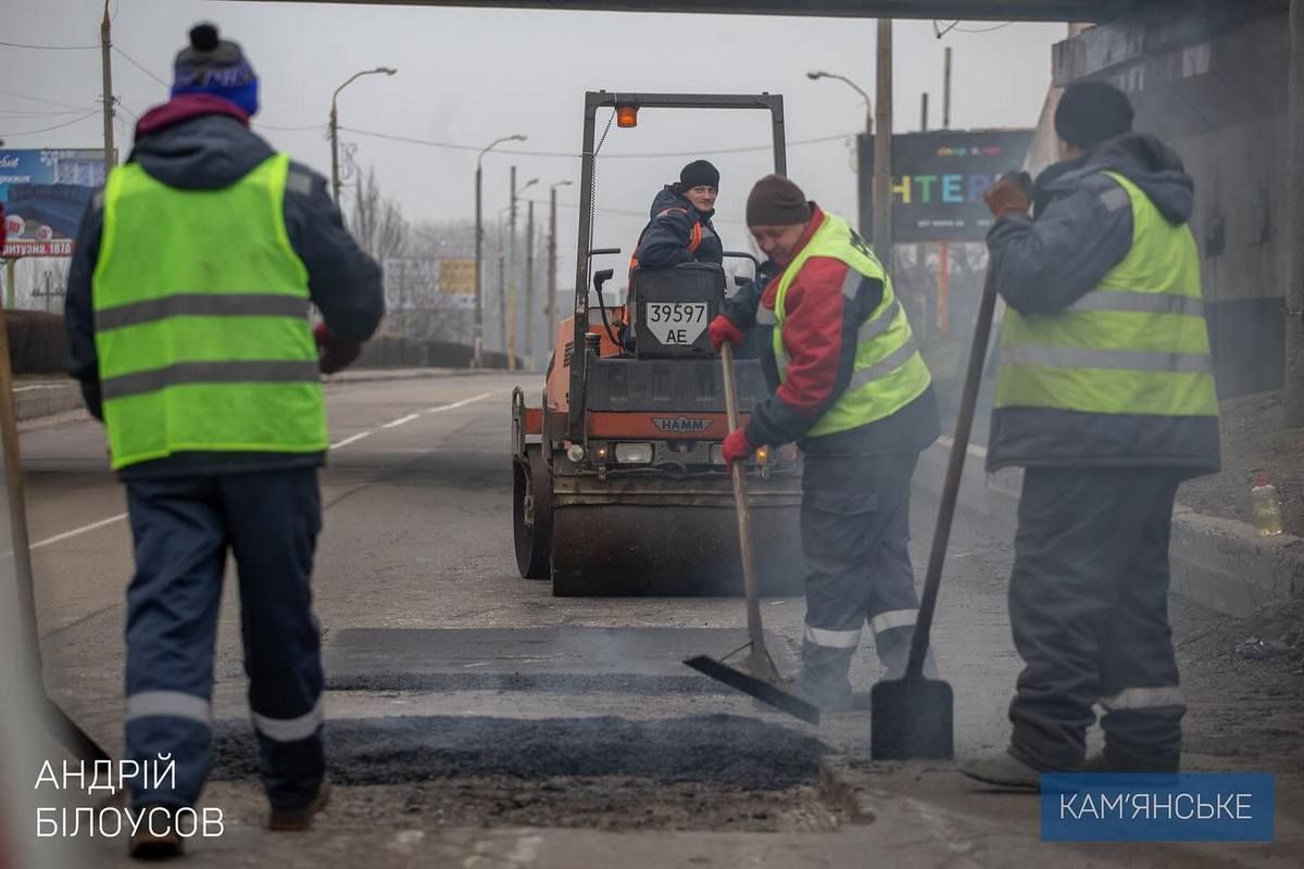 Ліквідовують ями на дорогах Прибирання листя, «латання» ям та освітлення переходів: у Кам’янському готуються до Нового Року 4