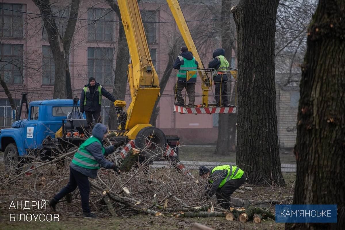 Мер з підлеглими здійснив об’їзд міста з метою перевірки санітарного стану Прибирання листя, «латання» ям та освітлення переходів: у Кам’янському готуються до Нового Року 6