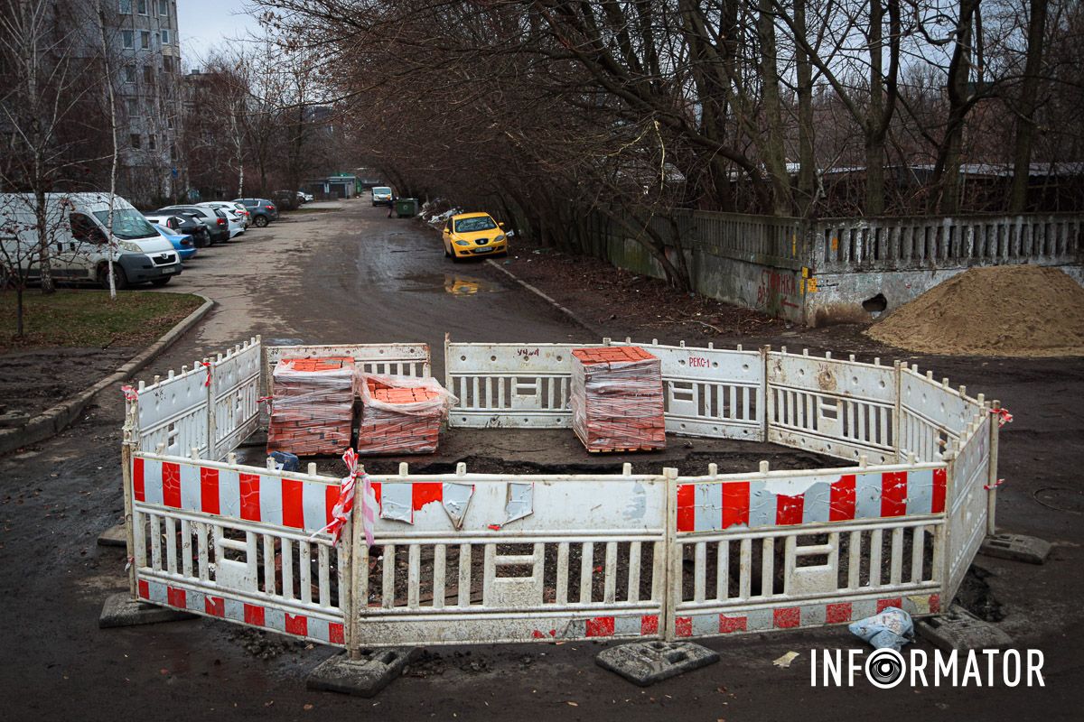У Дніпрі на Алана Шепарда комунальники вирили велетенську яму та покинули її 2