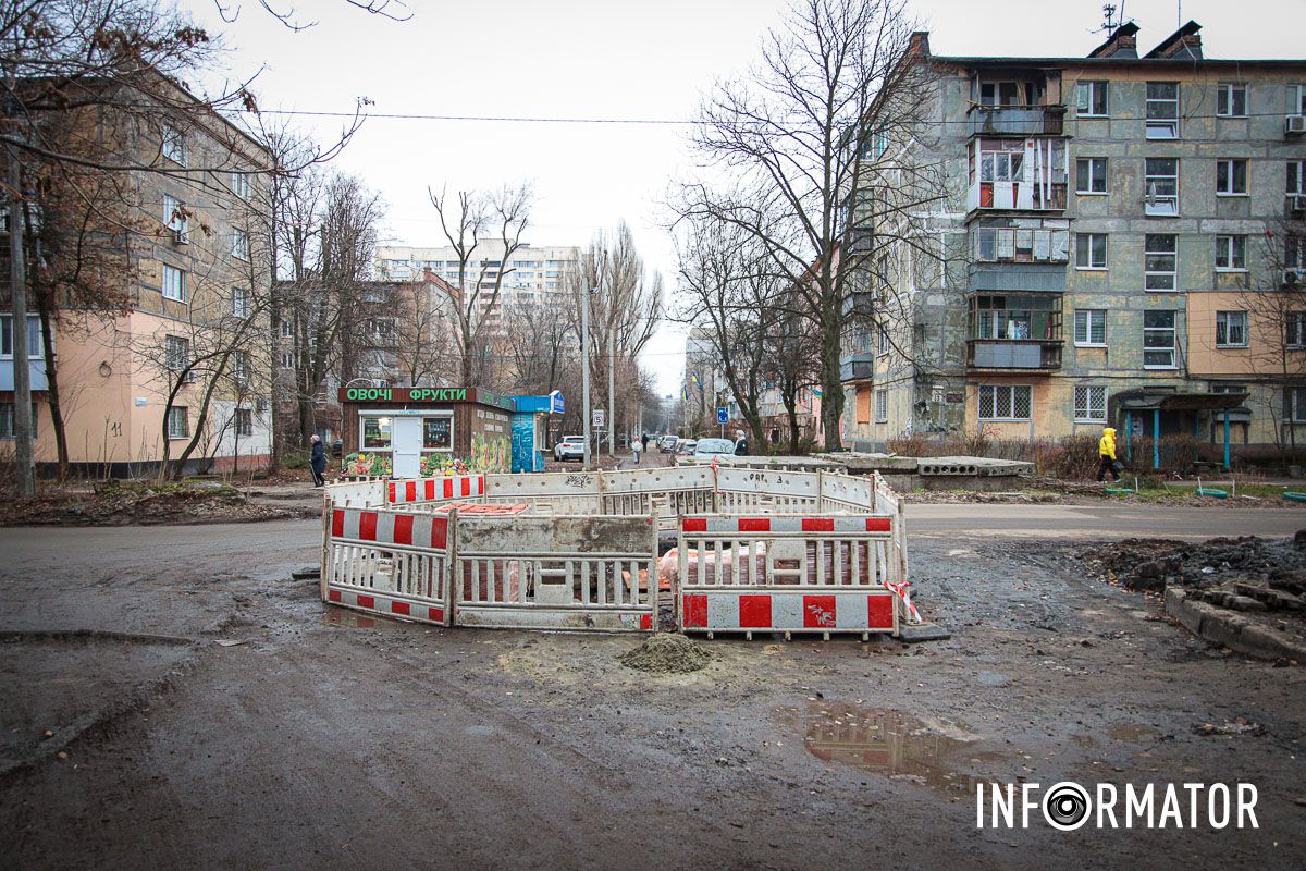 У Дніпрі на Алана Шепарда комунальники вирили велетенську яму та покинули її 8