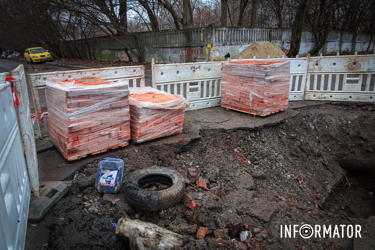 У Дніпрі на Алана Шепарда комунальники вирили велетенську яму та покинули її 10