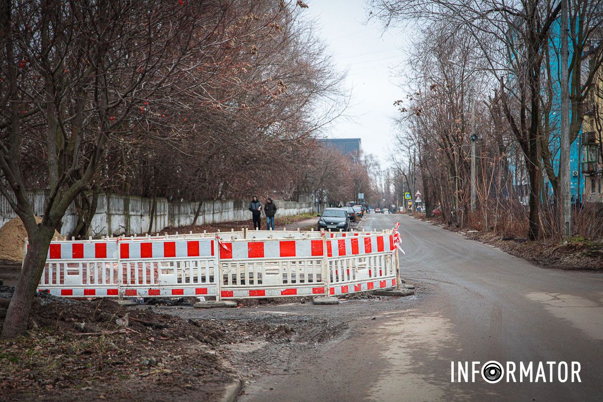 У Дніпрі на Алана Шепарда комунальники вирили велетенську яму та покинули її 6