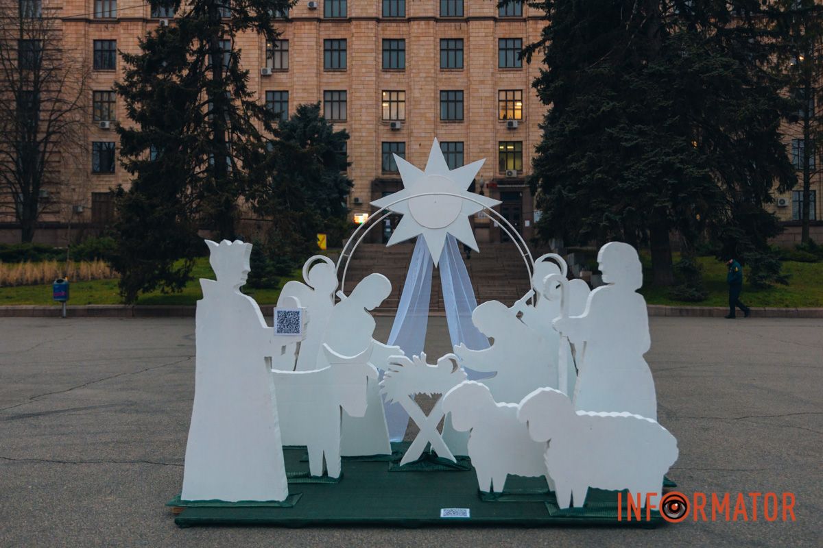 К Рождеству Христову и еврейской Хануки: в центре Днепра появились две праздничные инсталляции 16