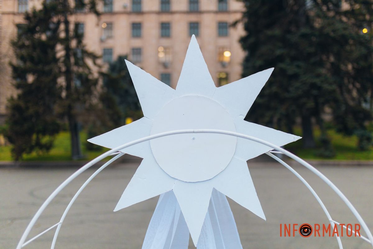 К Рождеству Христову и еврейской Хануки: в центре Днепра появились две праздничные инсталляции 22