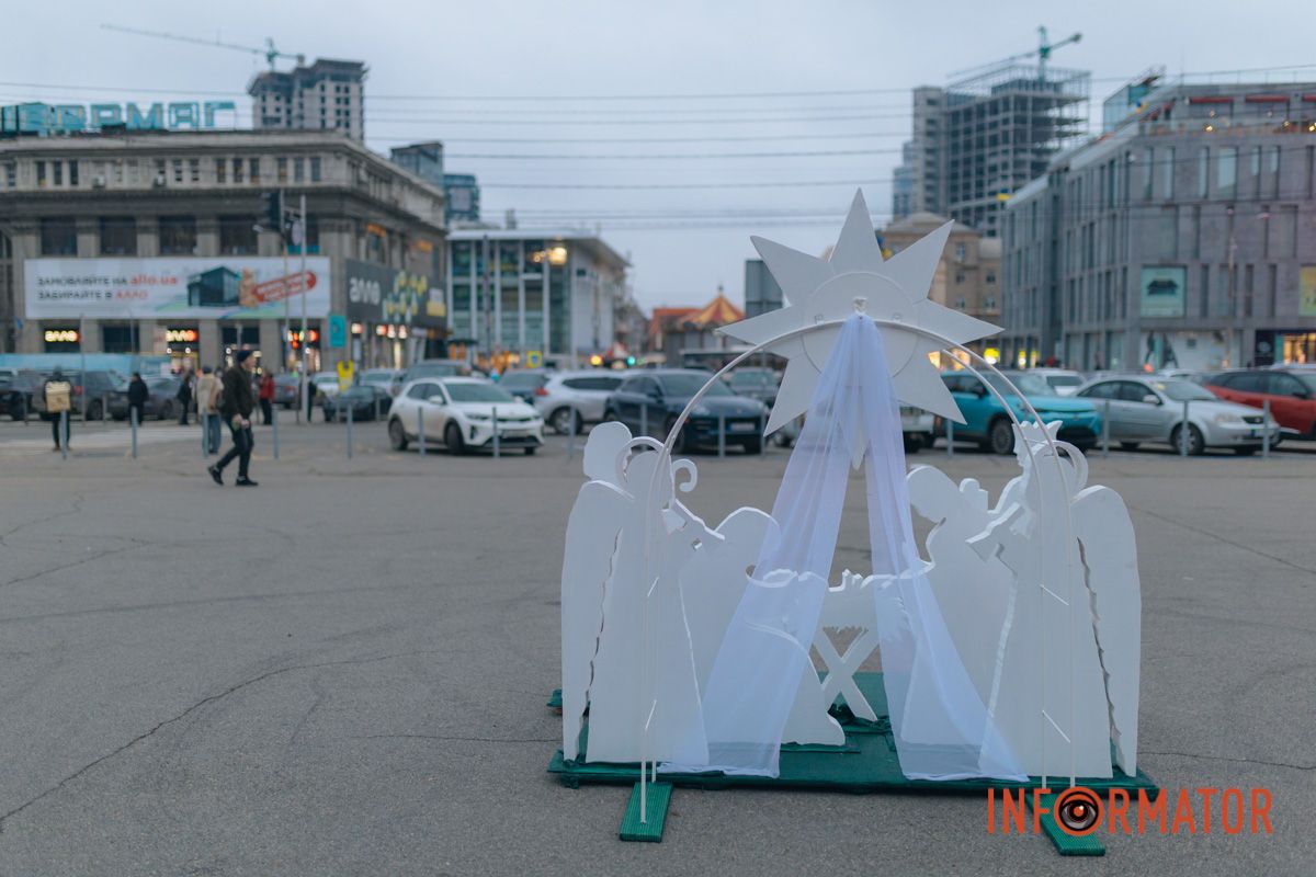 К Рождеству Христову и еврейской Хануки: в центре Днепра появились две праздничные инсталляции 6