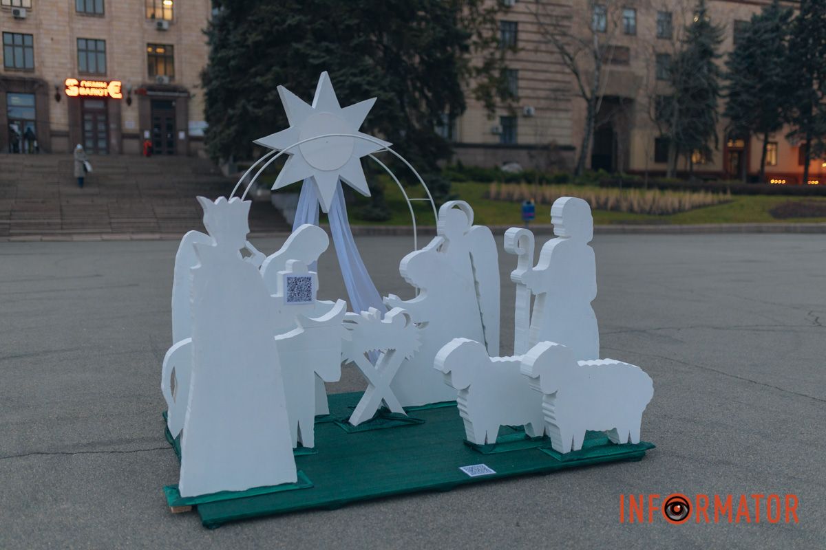 К Рождеству Христову и еврейской Хануки: в центре Днепра появились две праздничные инсталляции 8