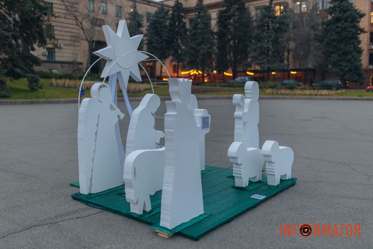 К Рождеству Христову и еврейской Хануки: в центре Днепра появились две праздничные инсталляции 11