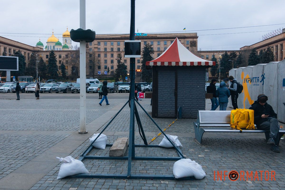К Рождеству Христову и еврейской Хануки: в центре Днепра появились две праздничные инсталляции 30