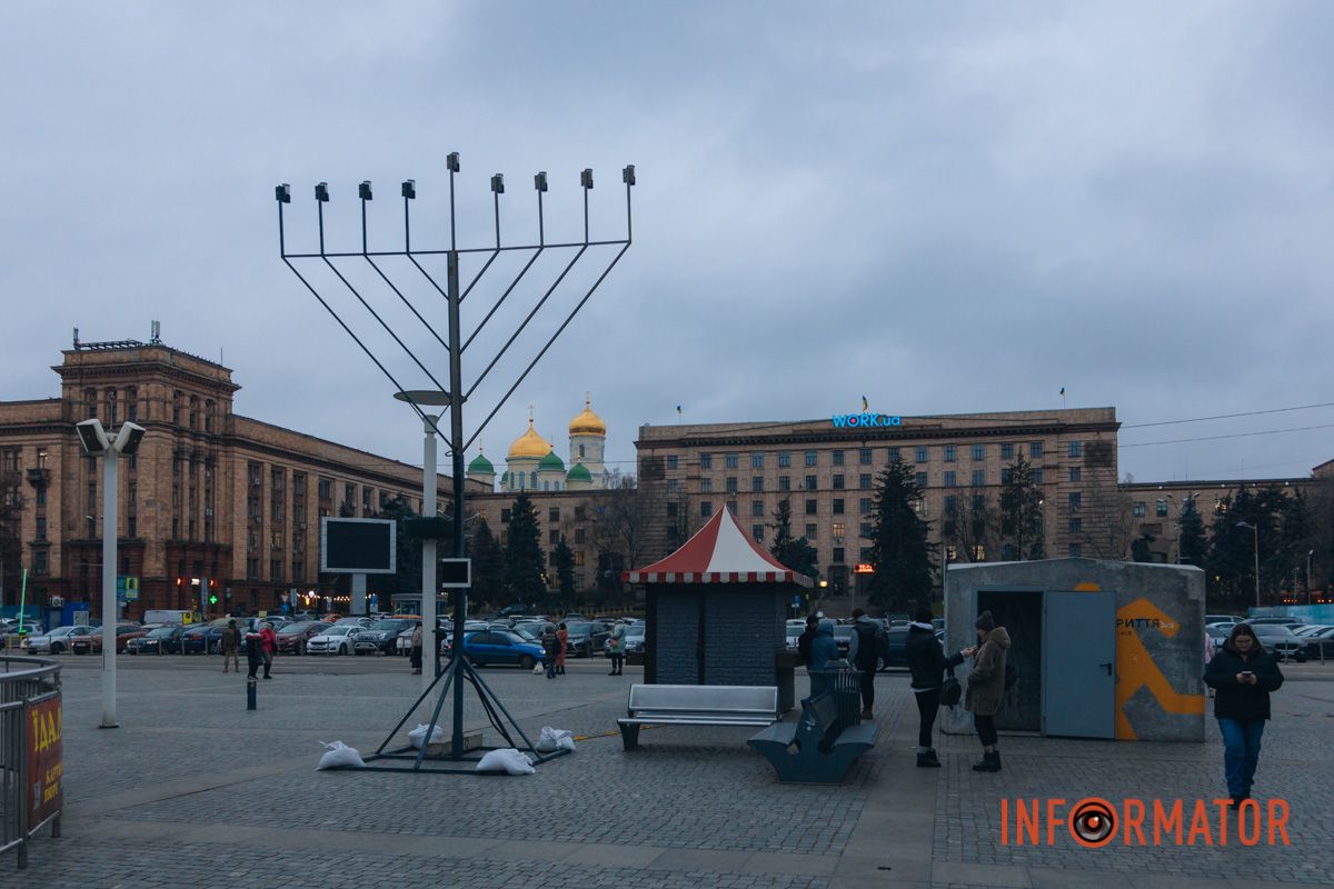 К Рождеству Христову и еврейской Хануки: в центре Днепра появились две праздничные инсталляции 29
