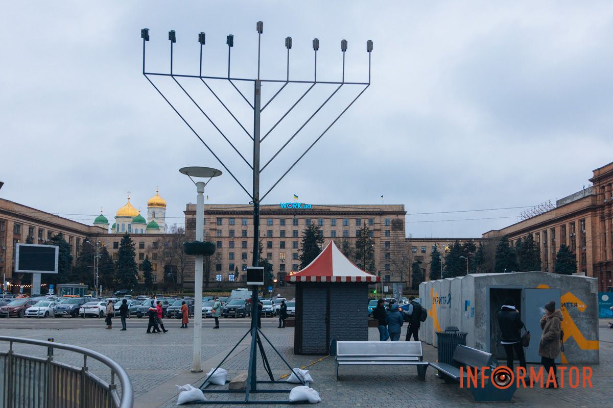 К Рождеству Христову и еврейской Хануки: в центре Днепра появились две праздничные инсталляции 28