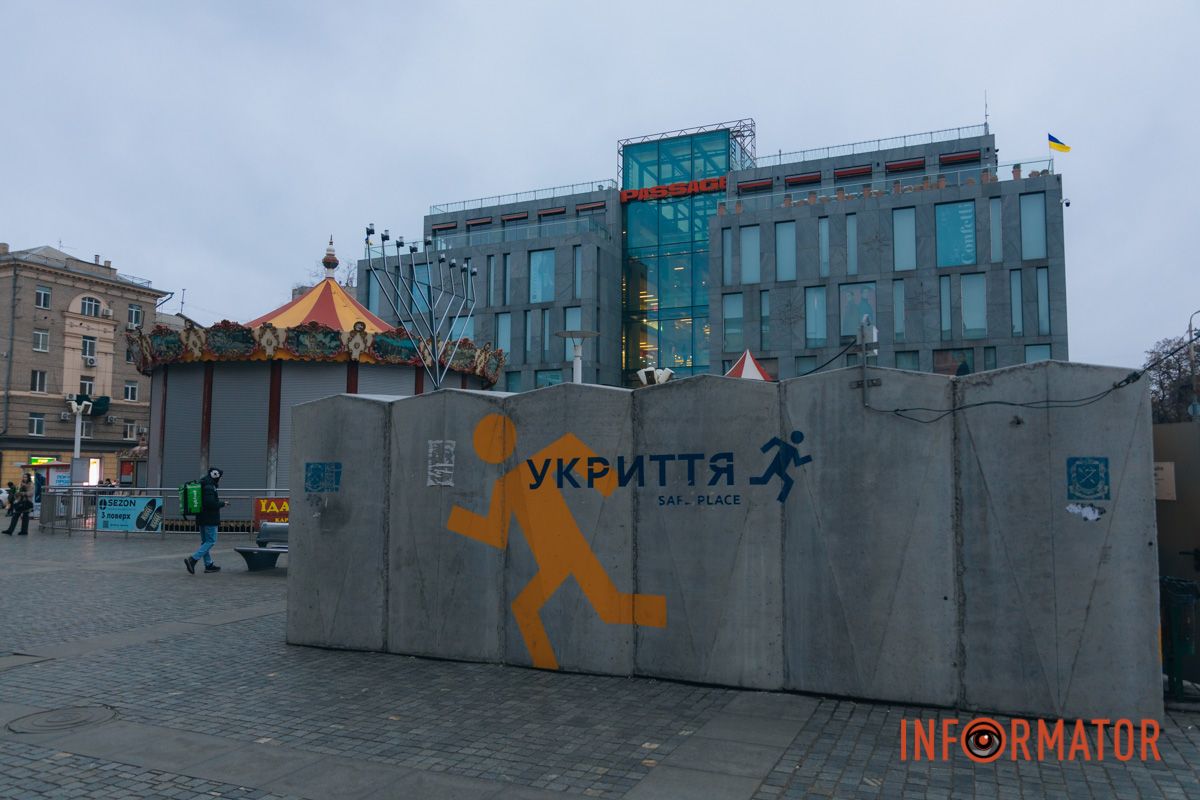 К Рождеству Христову и еврейской Хануки: в центре Днепра появились две праздничные инсталляции 24